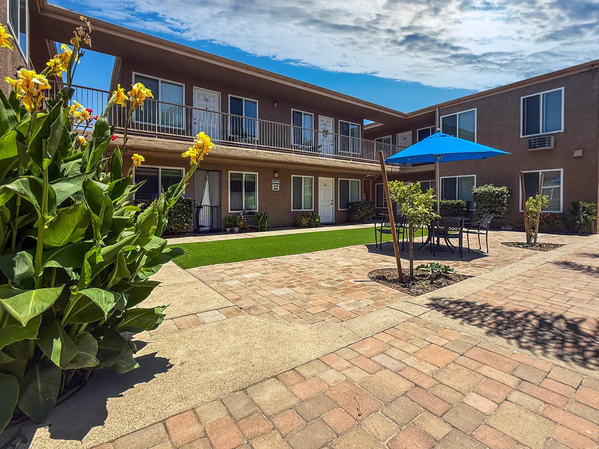 Landscaped courtyard at Tierra Del Rey with umbrella seating
